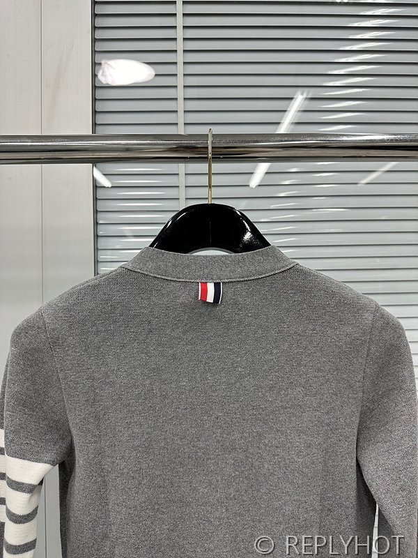 톰브라운 사선완장 브이넥 울 가디건 [매장가 190만원대]