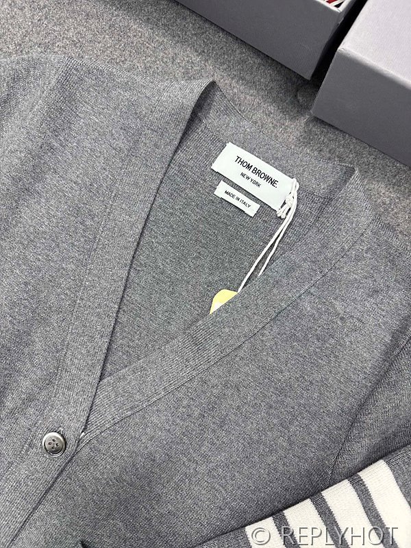 톰브라운 사선완장 브이넥 울 가디건 [매장가 190만원대]