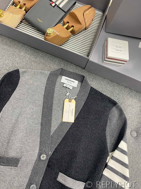 톰브라운 펀믹스 울 브이넥 가디건 [매장가 200만원대]