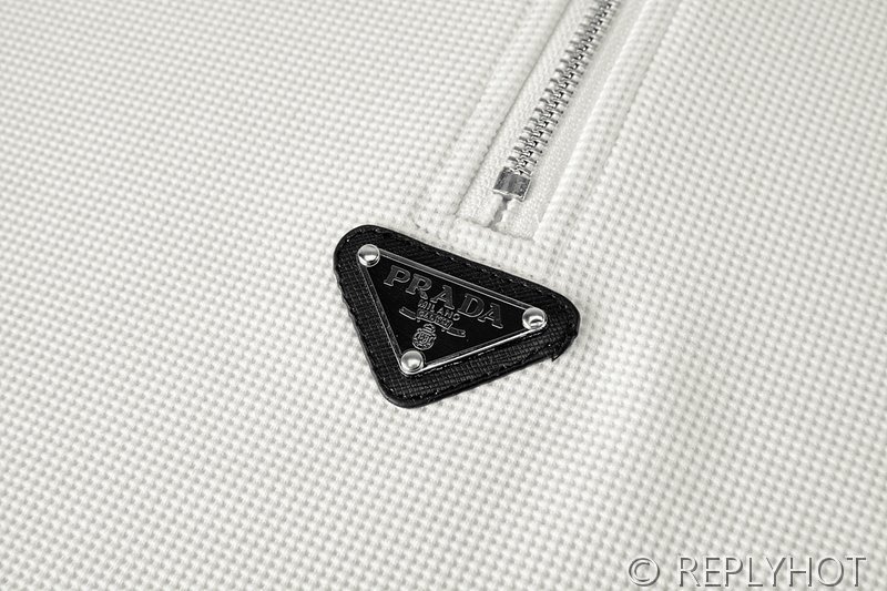 프라다 와플 하프 지퍼 스웨트 남여공용 [매장가 260만원대]