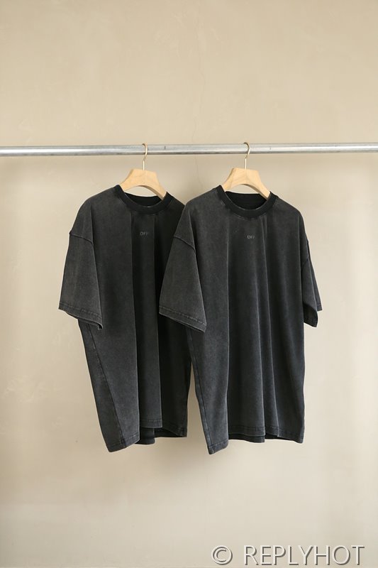 오프화이트 달 반팔 남여공용 [매장가 160만원대]