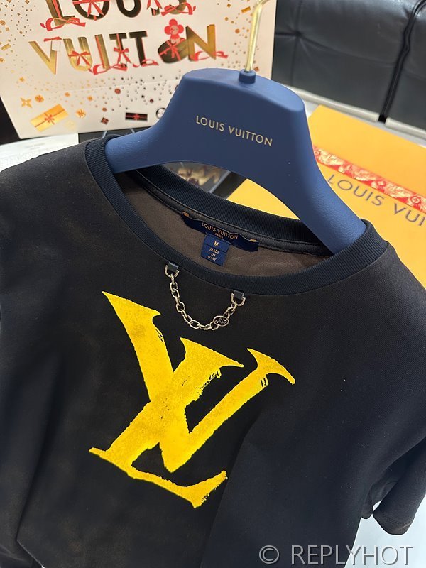 루이비통 lv프린팅 체인 반팔 [매장가 240만원대]