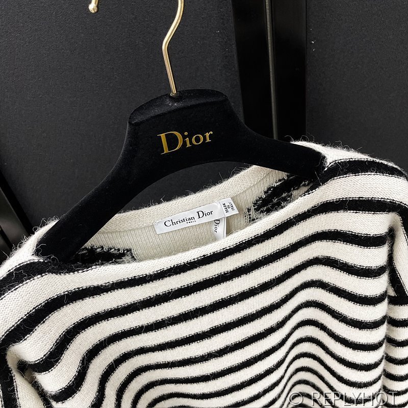 디올 나비자수 스트라이프 니트 [매장가 390만원대]