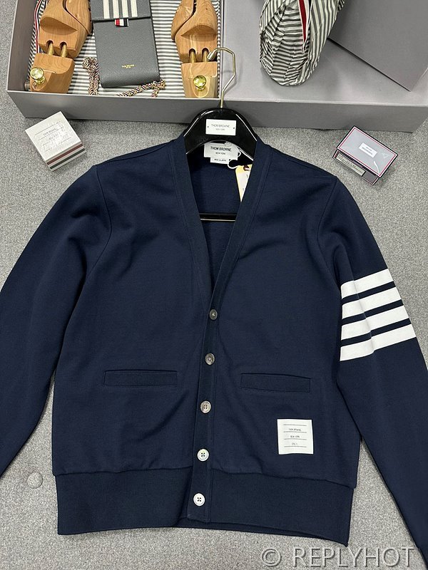 톰브라운 루프백 브이넥 네이비 가디건 [매장가 150만원대]