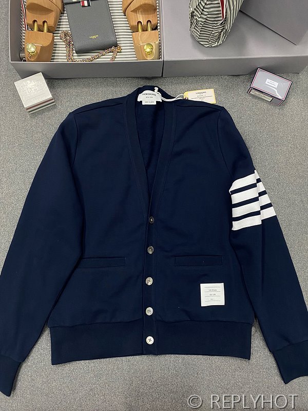 톰브라운 루프백 브이넥 네이비 가디건 [매장가 150만원대]