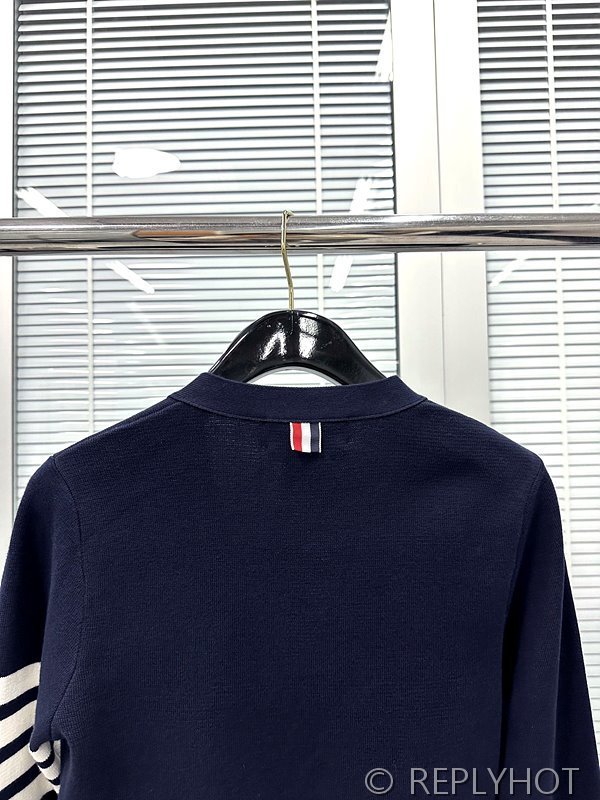 톰브라운 4바 금장 네이비 가디건 [매장가 180만원대]