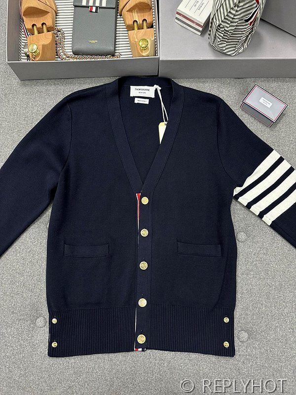 톰브라운 4바 금장 네이비 가디건 [매장가 180만원대]