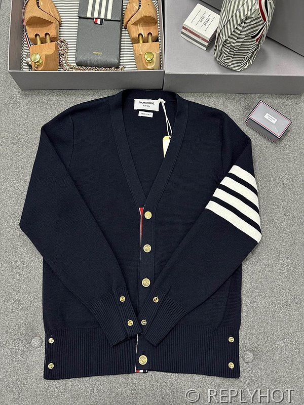 톰브라운 4바 금장 네이비 가디건 [매장가 180만원대]