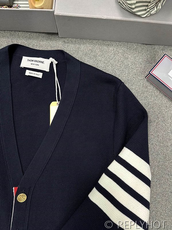 톰브라운 4바 금장 네이비 가디건 [매장가 180만원대]
