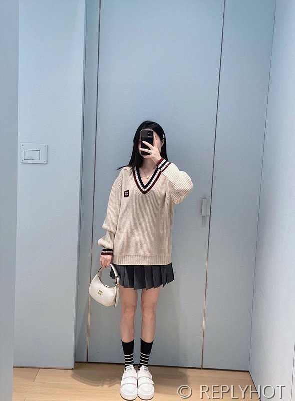 미우미우 스웨트 V넥 니트