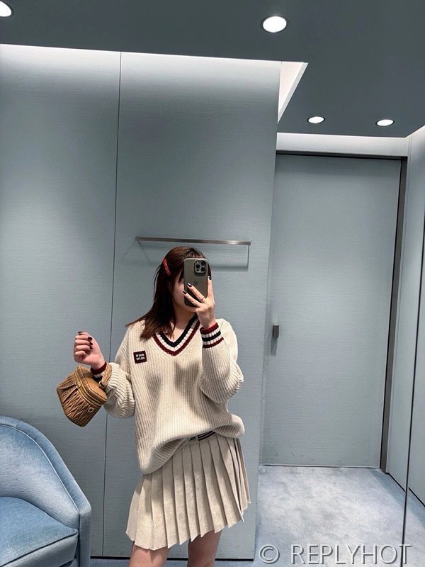 미우미우 스웨트 V넥 니트