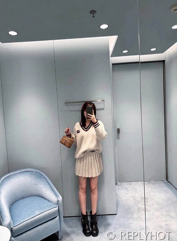 미우미우 스웨트 V넥 니트