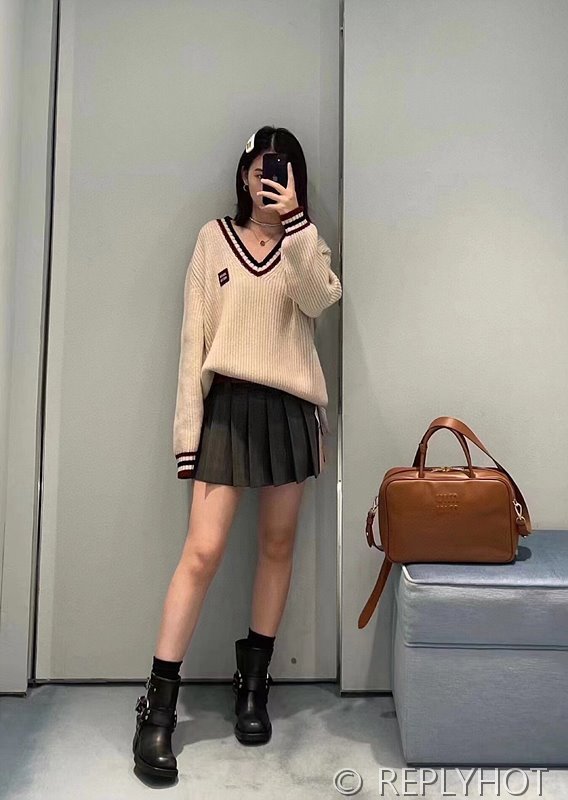 미우미우 스웨트 V넥 니트