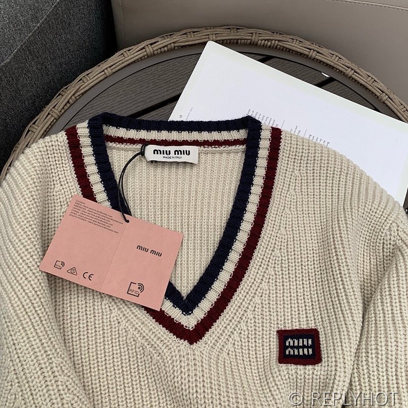 미우미우 스웨트 V넥 니트