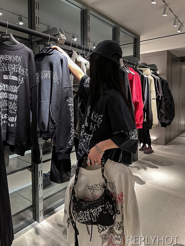 발렌시아가 그래피티 반팔(남여공용) [매장가 190만원대]