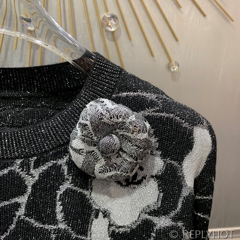 샤넬 로고 꽃장식 니트 [매장가 680만원대]