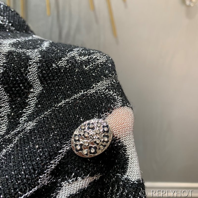 샤넬 로고 꽃장식 니트 [매장가 680만원대]