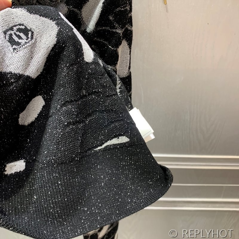 샤넬 로고 꽃장식 니트 [매장가 680만원대]