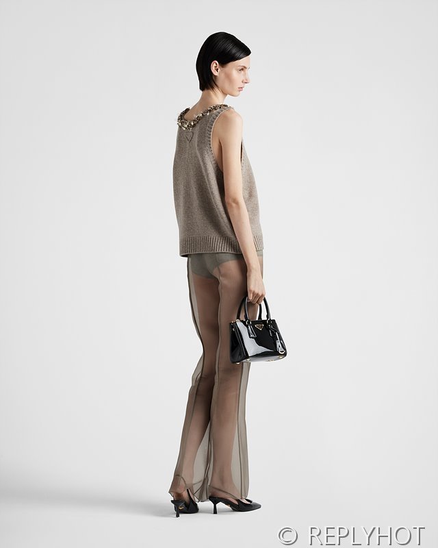 프라다 넥라인 포인트 나시 [매장가 280만원대]