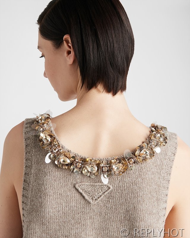 프라다 넥라인 포인트 나시 [매장가 280만원대]