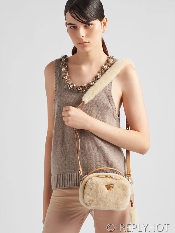 프라다 넥라인 포인트 나시 [매장가 280만원대]