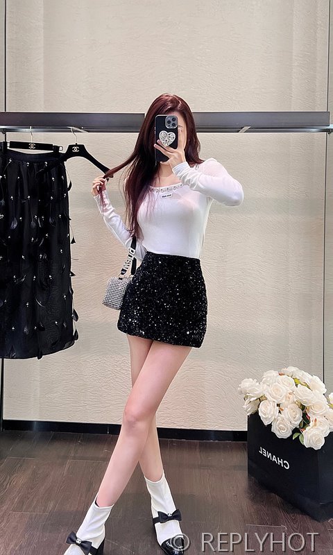 미우미우 넥라인 포인트 긴팔 [매장가 240만원대]