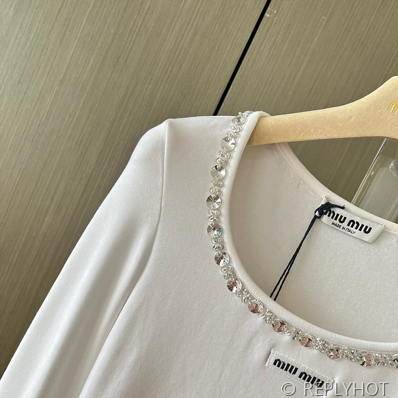 미우미우 넥라인 포인트 긴팔 [매장가 240만원대]