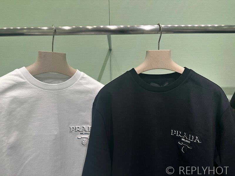 프라다 입체 프린트 반팔(남여공용) 2COLOR