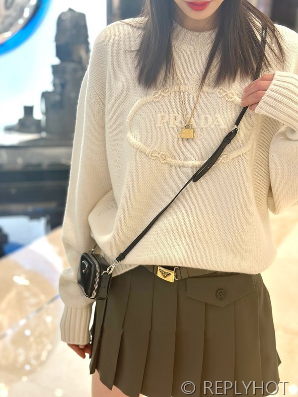 프라다 모노그램 자카드 캐시미어 스웨터