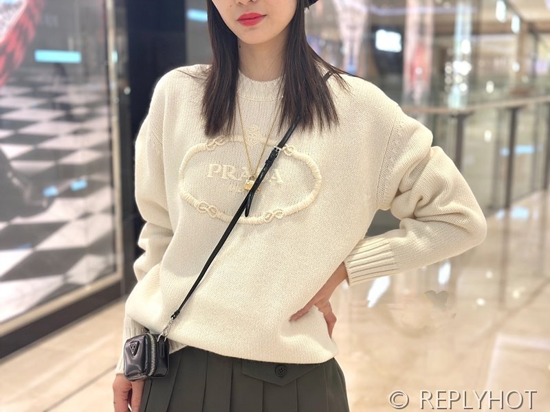 프라다 모노그램 자카드 캐시미어 스웨터
