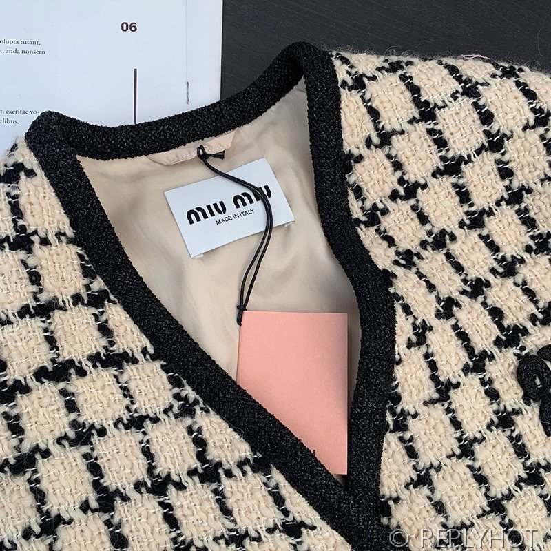 미우미우 브이넥 레트로 체크 울 소프트 트위드 재킷 [매장가 400만원대]