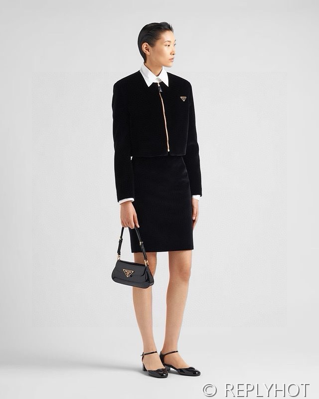 프라다 트라이앵글 로고 벨벳 재킷 [매장가 660만원대]