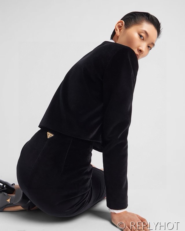 프라다 트라이앵글 로고 벨벳 재킷 [매장가 660만원대]