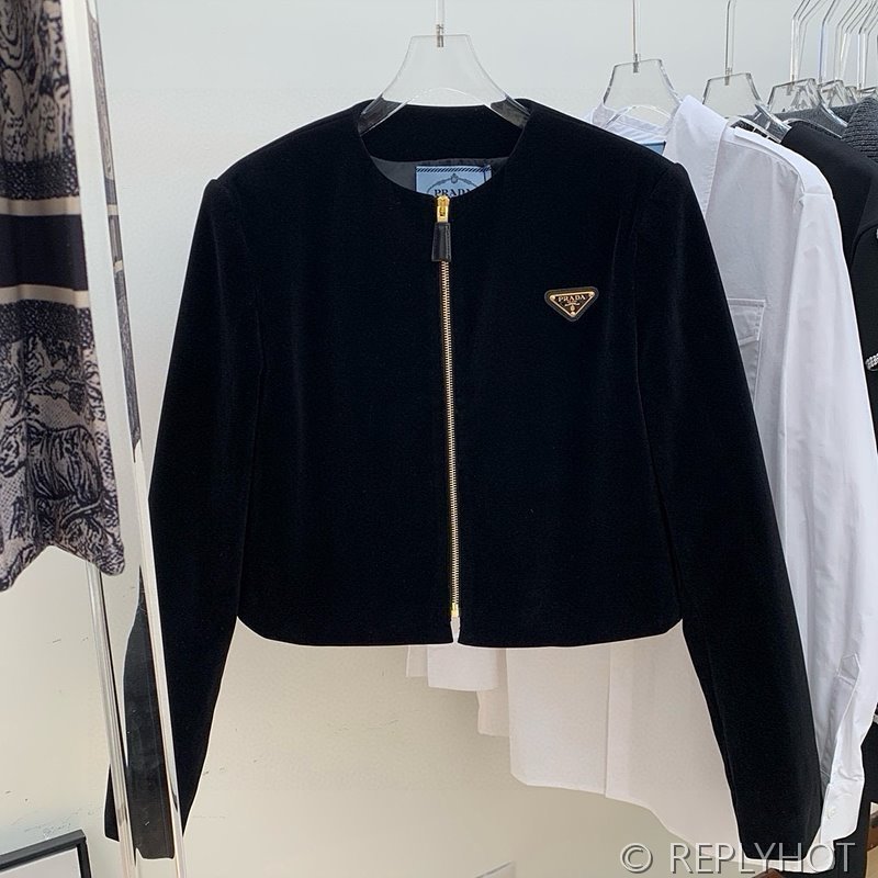 프라다 트라이앵글 로고 벨벳 재킷 [매장가 660만원대]
