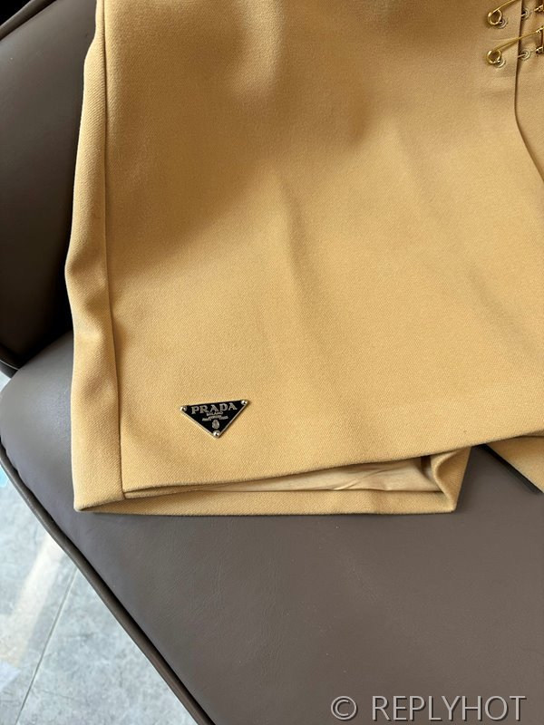 프라다 로고 베벨 트라이앵글 반바지 치마