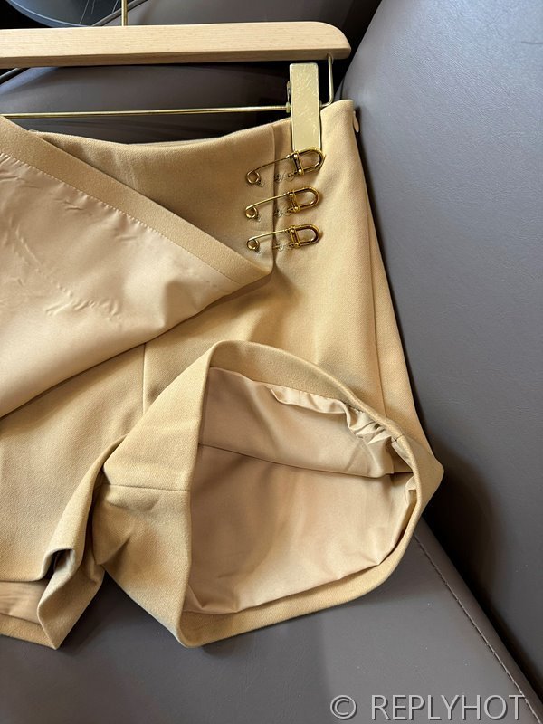 프라다 로고 베벨 트라이앵글 반바지 치마