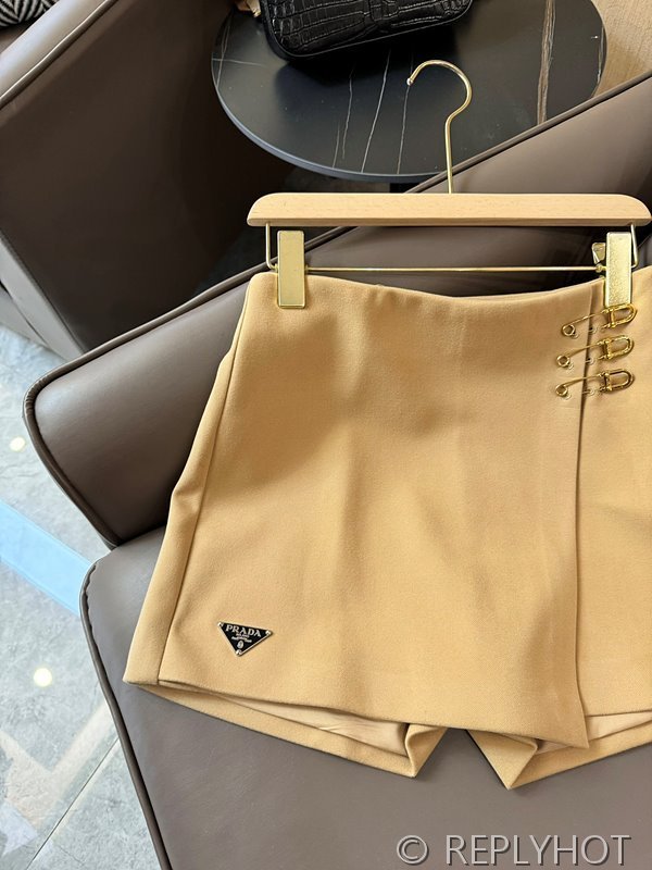 프라다 로고 베벨 트라이앵글 반바지 치마