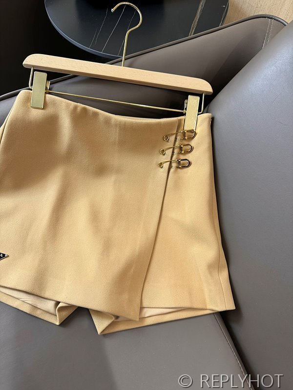 프라다 로고 베벨 트라이앵글 반바지 치마