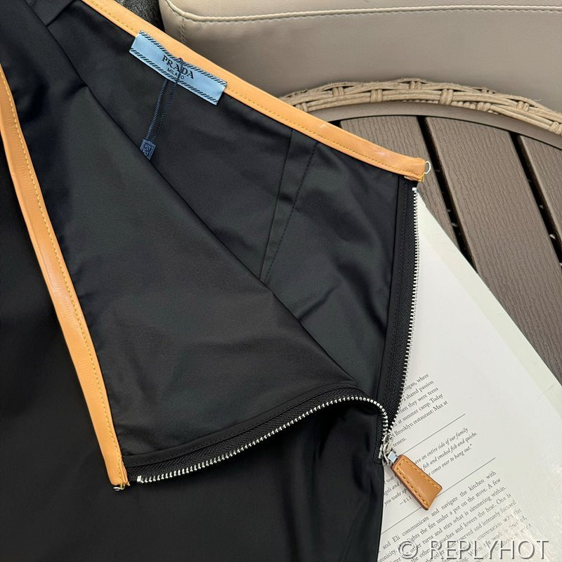 프라다  가죽 트리밍 나일론 스커트