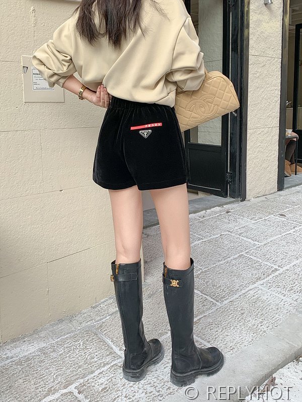 프라다 벨벳 트라이앵글 반바지