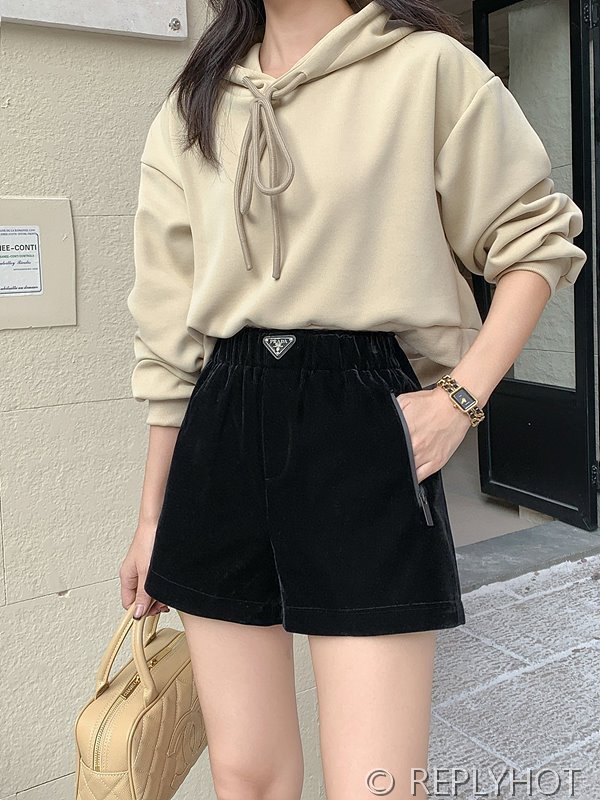 프라다 벨벳 트라이앵글 반바지