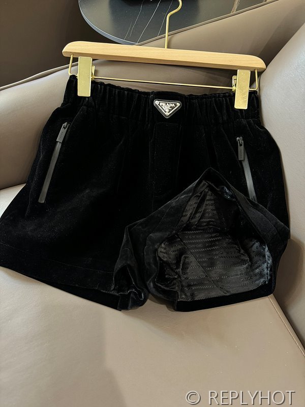 프라다 벨벳 트라이앵글 반바지