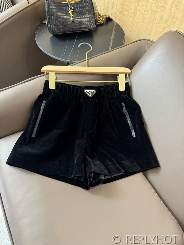 프라다 벨벳 트라이앵글 반바지