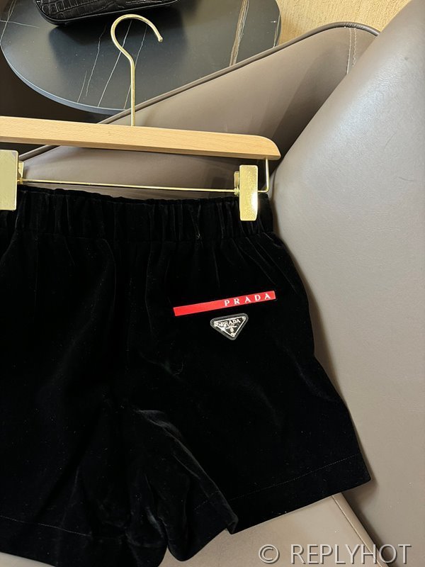 프라다 벨벳 트라이앵글 반바지