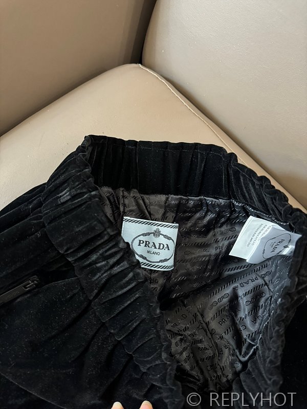 프라다 벨벳 트라이앵글 반바지