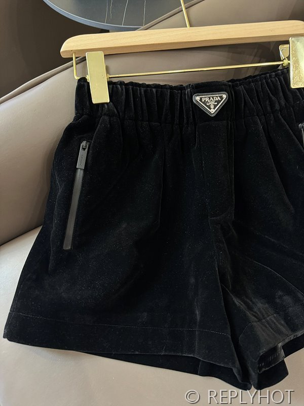 프라다 벨벳 트라이앵글 반바지