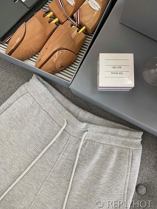 톰브라운 스트레이트 캐주얼 팬츠 그레이