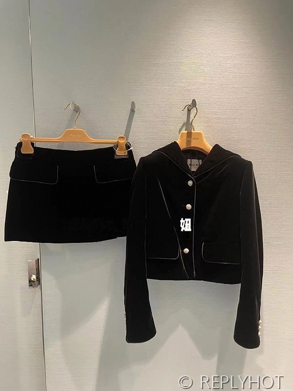미우미우 싱글 브레스트 벨벳 재킷 스커트 세트 [매장가 810만원대]