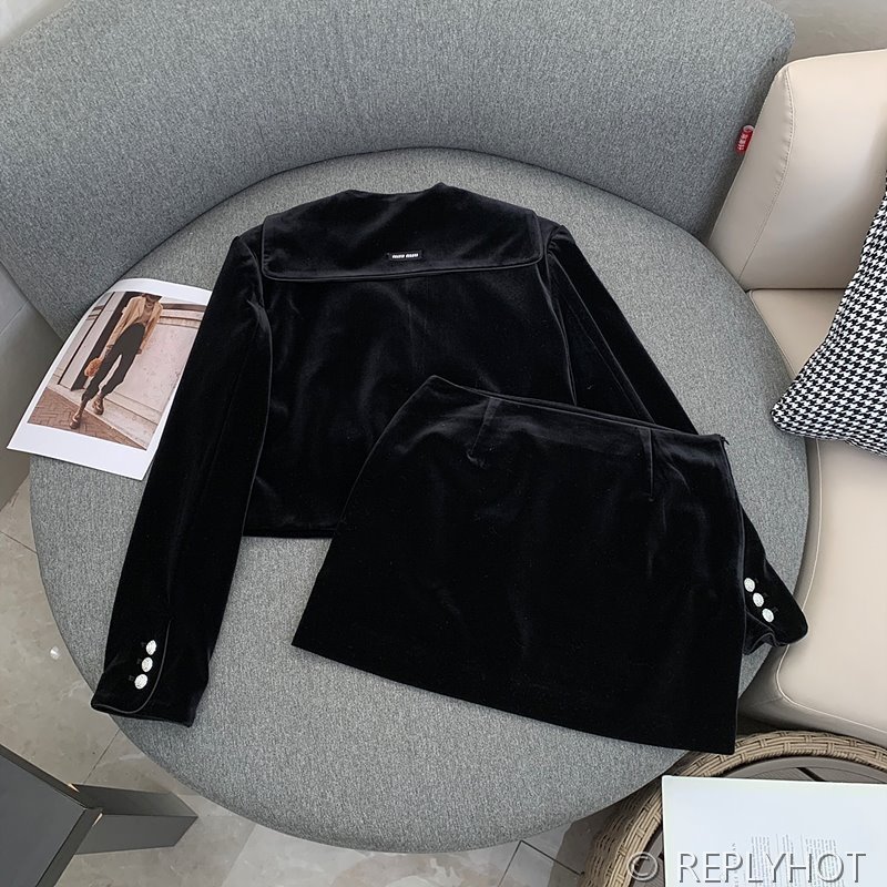 미우미우 싱글 브레스트 벨벳 재킷 스커트 세트 [매장가 810만원대]