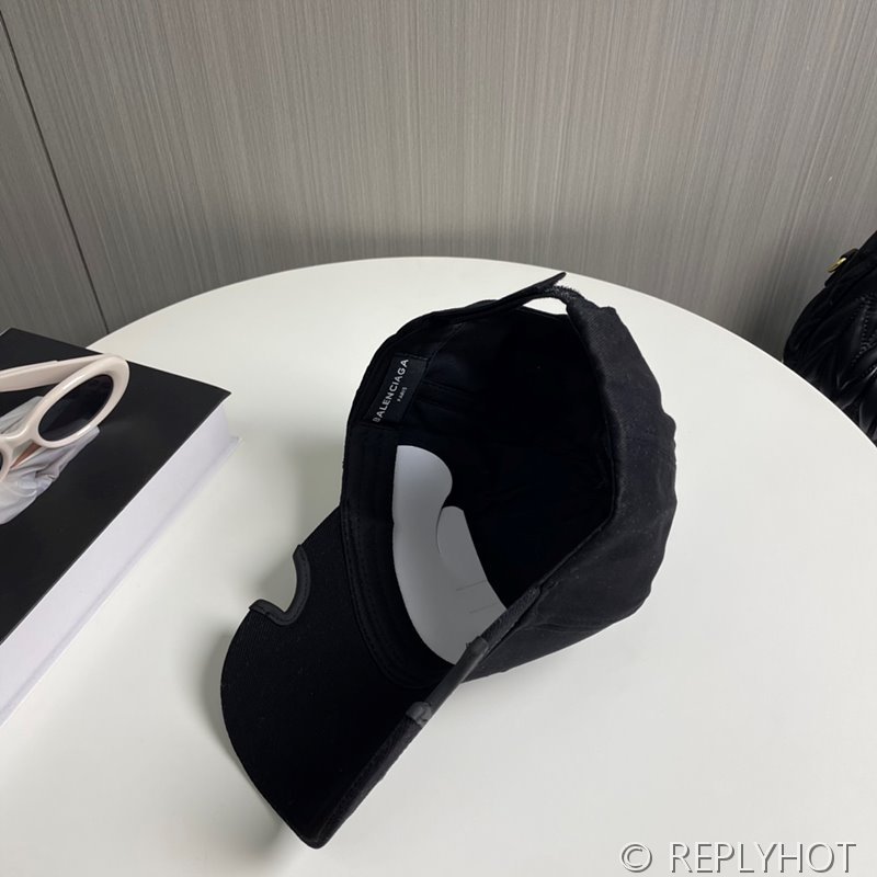 발렌시아가 블랙 및 그레이 코튼 드릴 소재의 Lo_ve 캡 [매장가 66만원대]